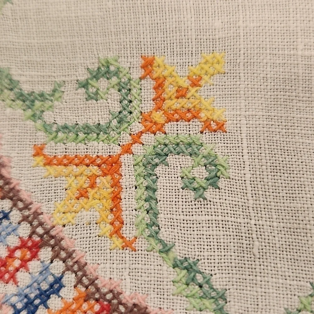 Vtg Cross Stitch Small Table Cover 2 napkins